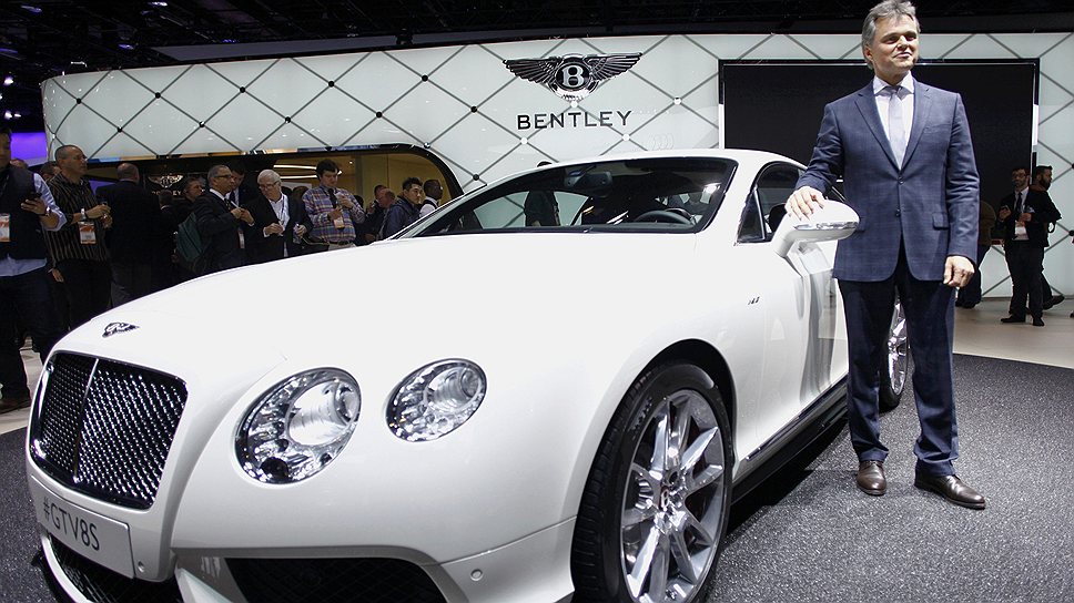 Председатель и генеральный директор Bentley доктор Вольфганг Шрайбер рядом с Bentley GT V8 S