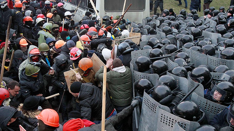 В Киеве на улице Грушевского произошли столкновения митингующих с правоохранителями