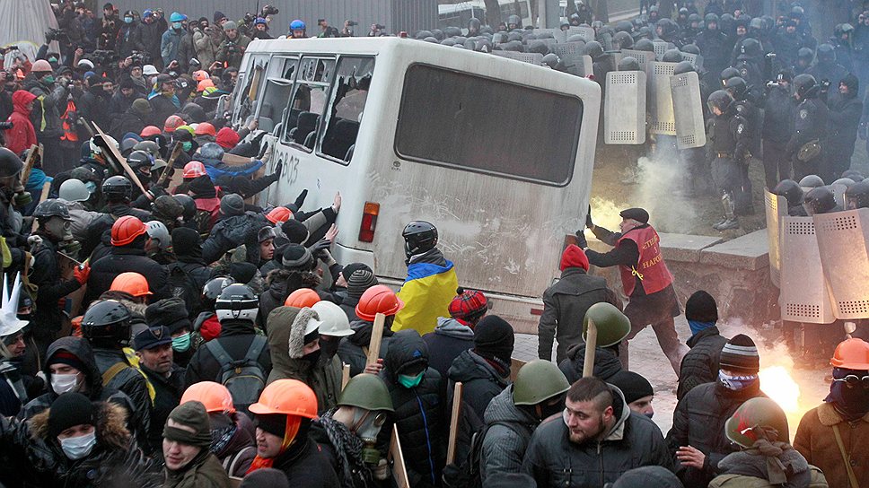 В Киеве на улице Грушевского произошли столкновения митингующих с правоохранителями