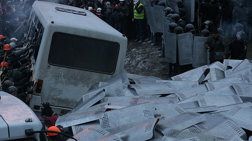 В Киеве на улице Грушевского произошли столкновения митингующих с правоохранителями