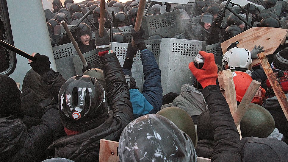 В Киеве на улице Грушевского произошли столкновения митингующих с правоохранителями