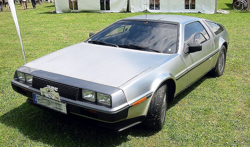 1981 год. На фабрике DMC в Dunmurry в Северной Ирландии с конвейера сходит первый DeLorean DMC-12