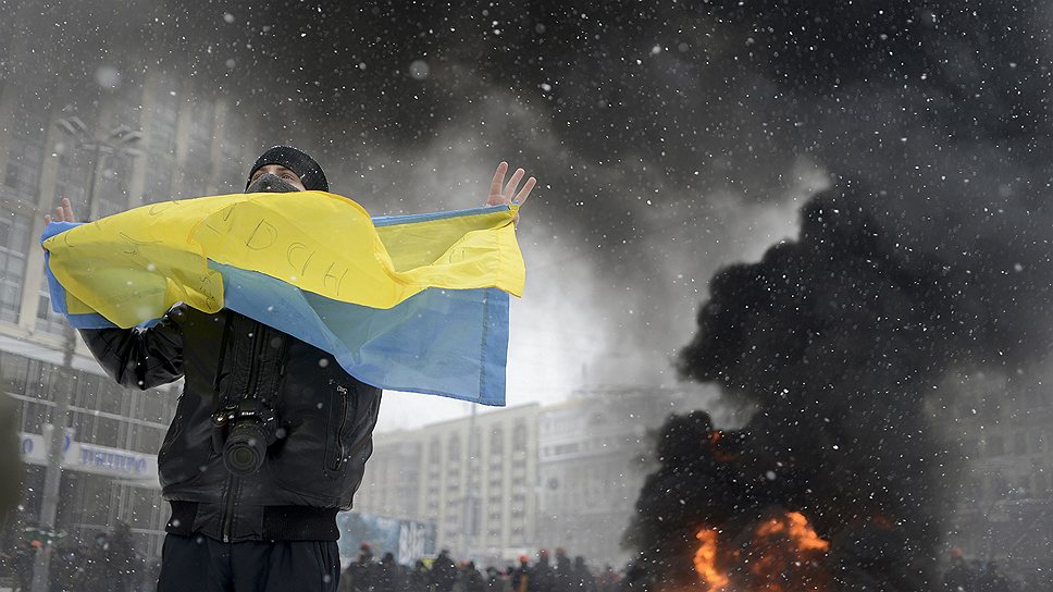 В центре Киева продолжаются противостояния бойцов спецподразделения &quot;Беркут&quot; с противниками власти. В результате столкновений погибли уже 3 человека