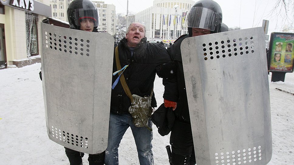 В центре Киева продолжаются противостояния бойцов спецподразделения &quot;Беркут&quot; с противниками власти. В результате столкновений погибли уже 3 человека