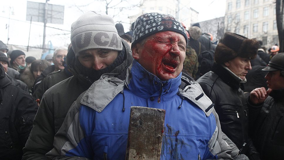 В центре Киева продолжаются противостояния бойцов спецподразделения &quot;Беркут&quot; с противниками власти. В результате столкновений погибли уже 3 человека