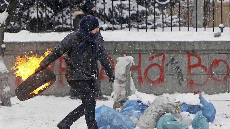 В центре Киева продолжаются противостояния бойцов спецподразделения &quot;Беркут&quot; с противниками власти. В результате столкновений погибли уже 3 человека