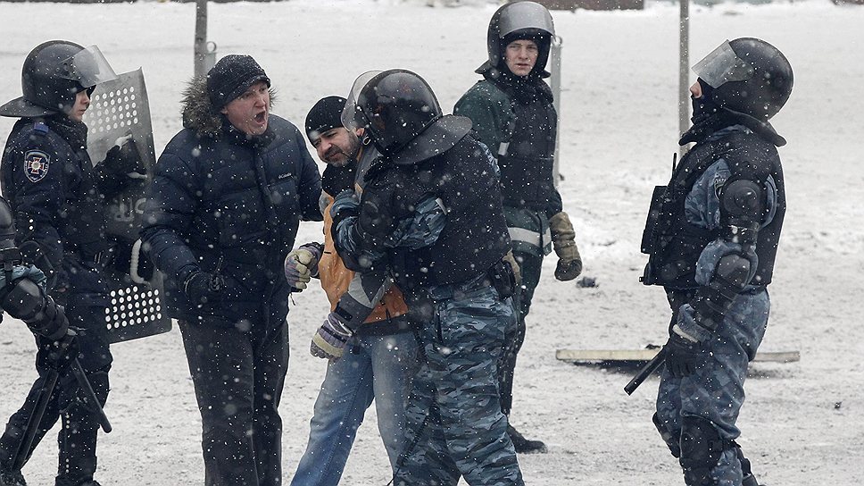 В центре Киева продолжаются противостояния бойцов спецподразделения &quot;Беркут&quot; с противниками власти. В результате столкновений погибли уже 3 человека