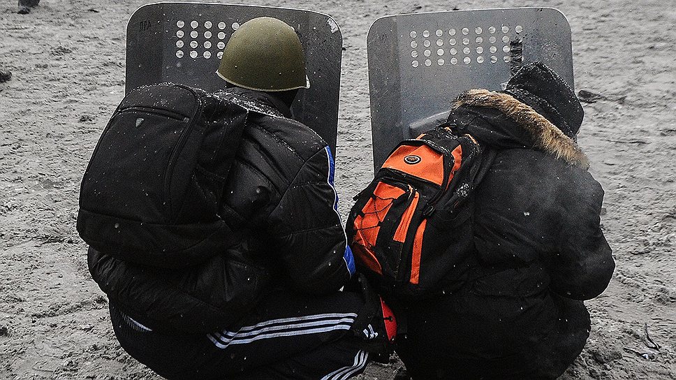 В центре Киева продолжаются противостояния бойцов спецподразделения &quot;Беркут&quot; с противниками власти. В результате столкновений погибли уже 3 человека