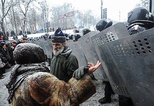 В центре Киева продолжаются противостояния бойцов спецподразделения &quot;Беркут&quot; с противниками власти. В результате столкновений погибли уже 3 человека