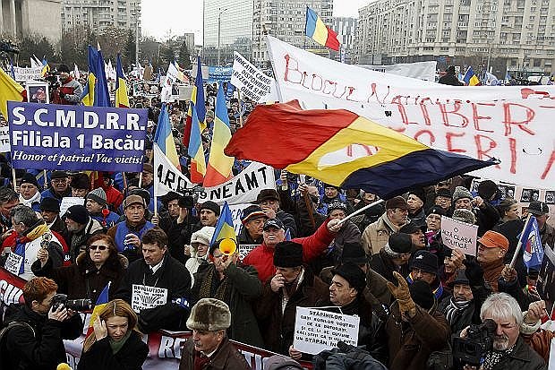 1990 год. В Бухаресте состоялись демократические демонстрации с требованием устранения всех бывших коммунистов от власти и освобождения временного президента Румынии Ильеску с его должности