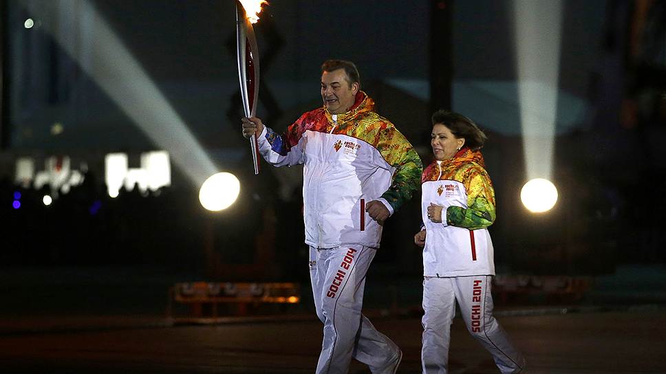 Чашу олимпийского огня зажгли трехкратная олимпийская чемпионка по фигурному катанию Ирина Роднина и трехкратный олимпийский чемпион по хоккею Владислав Третьяк.