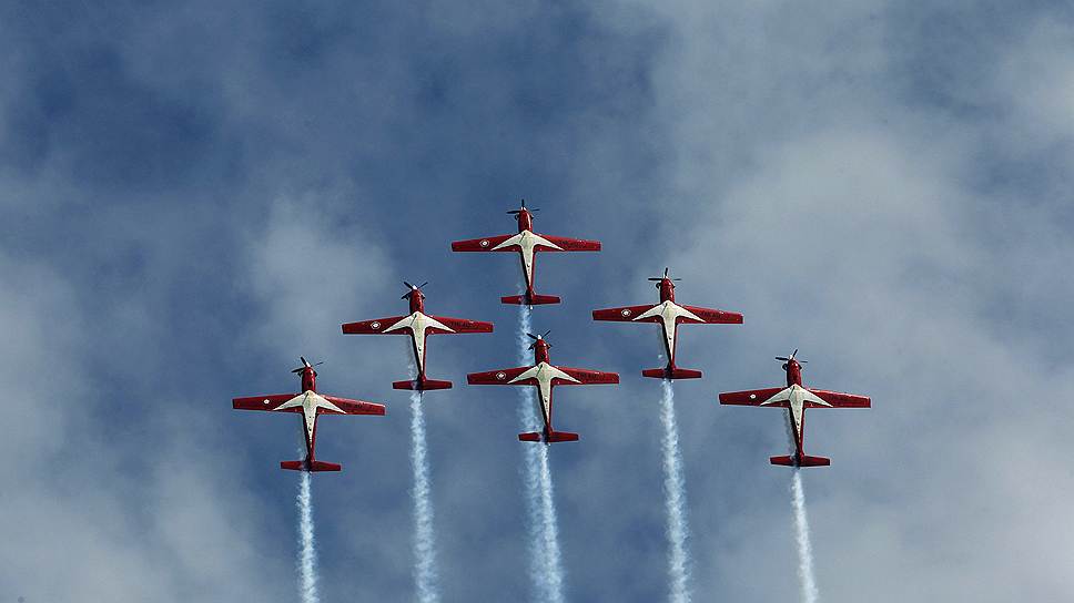 Пилотажная группа «Юпитер» военно-воздушных сил Индонезии во время Singapore Airshow 2014