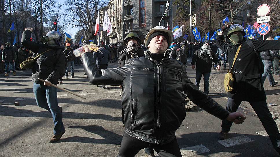 В центре Киеве возобновились столкновения между противниками власти и правоохранителями. Протестующие требуют возврата Конституции 2004 года и отставки президента