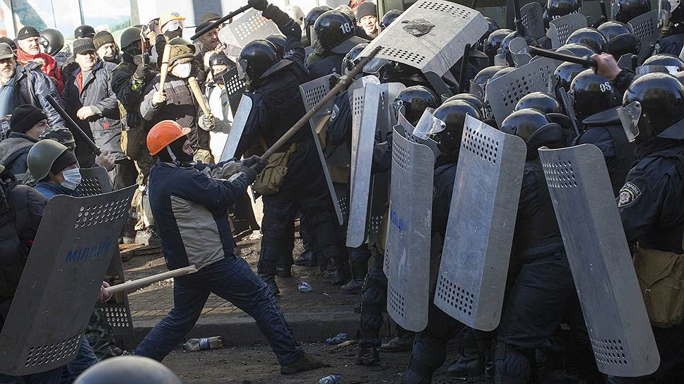 В центре Киеве возобновились столкновения между противниками власти и правоохранителями. Протестующие требуют возврата Конституции 2004 года и отставки президента