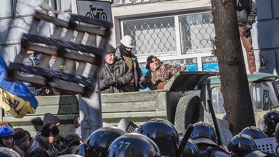 В центре Киеве возобновились столкновения между противниками власти и правоохранителями. Протестующие требуют возврата Конституции 2004 года и отставки президента