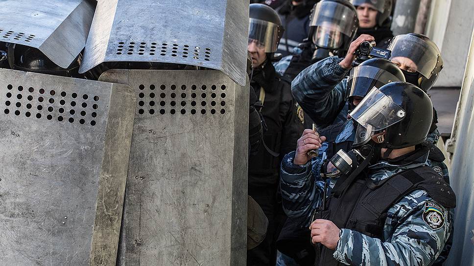 В центре Киеве возобновились столкновения между противниками власти и правоохранителями. Протестующие требуют возврата Конституции 2004 года и отставки президента