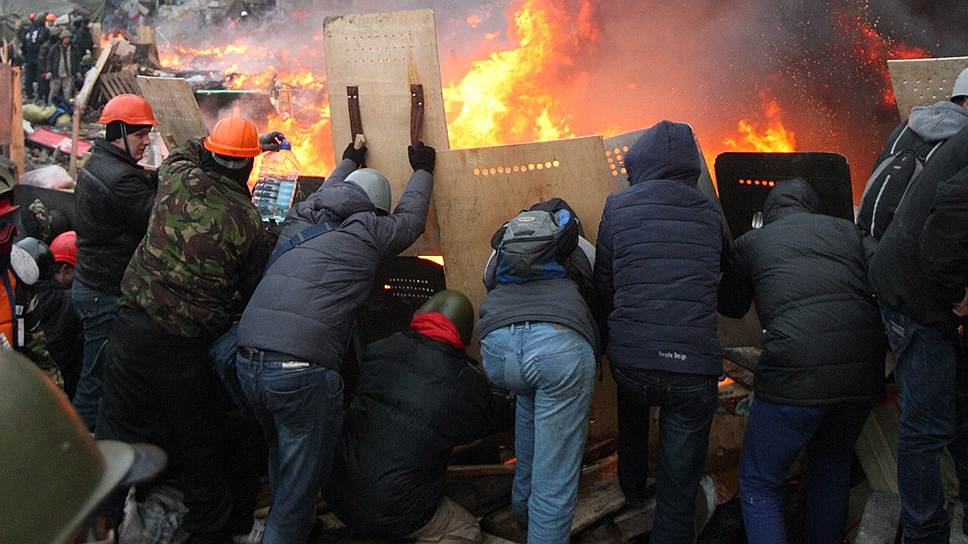 Ночное противостояние на Майдане Незалежности. Рассвет. Защитники Майдана жгут огневые баррикады