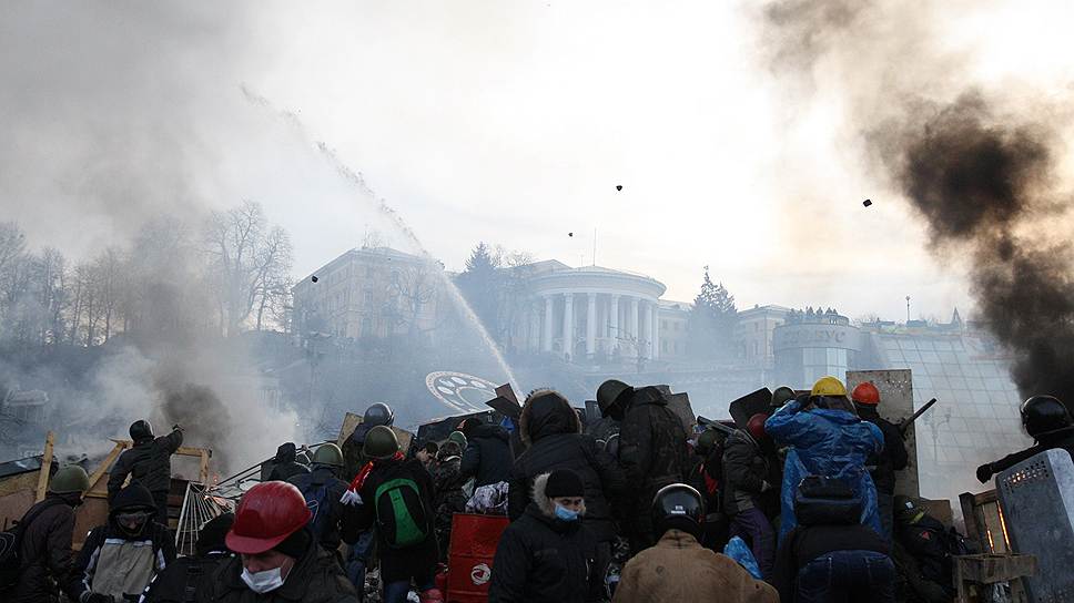 Ночное противостояние на Майдане Незалежности. Рассвет. Водомет. Дым