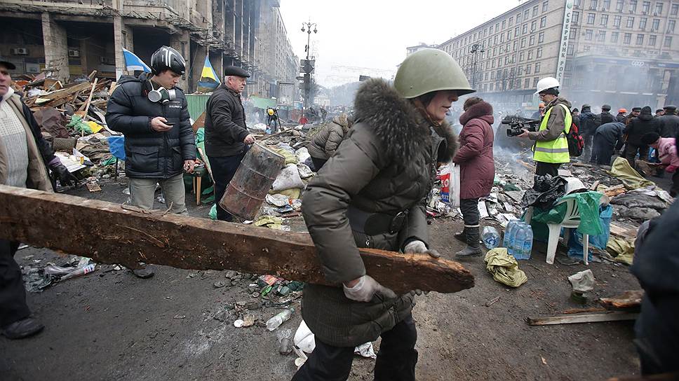 Несмотря на перемирие, о котором накануне объявили власть и оппозиция, в день траура по жертвам столкновений в Киеве, беспорядки возобновились