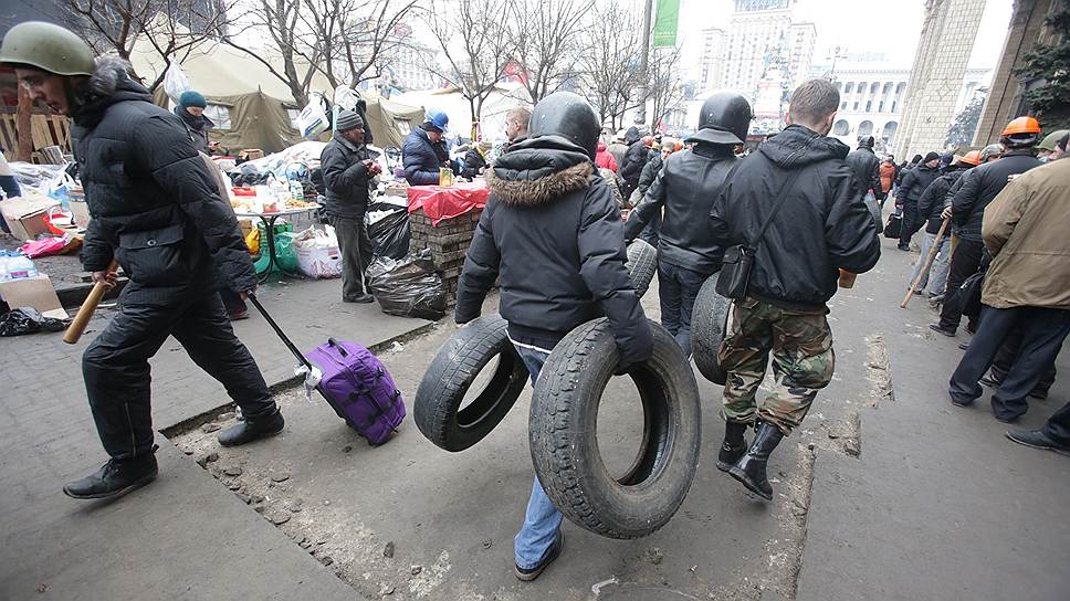 Несмотря на перемирие, о котором накануне объявили власть и оппозиция, в день траура по жертвам столкновений в Киеве, беспорядки возобновились