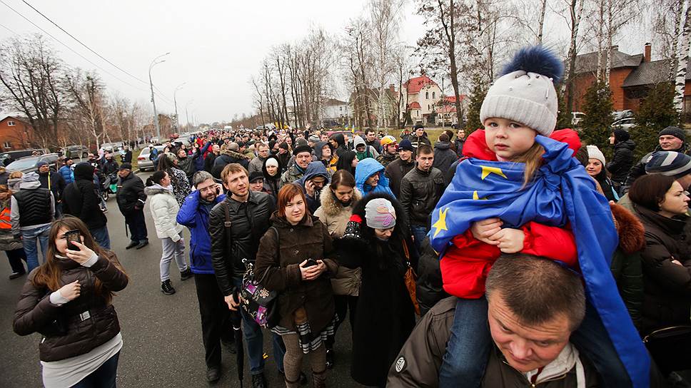 Очередь желающих посетить бывшую резиденцию президента Украины &quot;Межигорье&quot;.