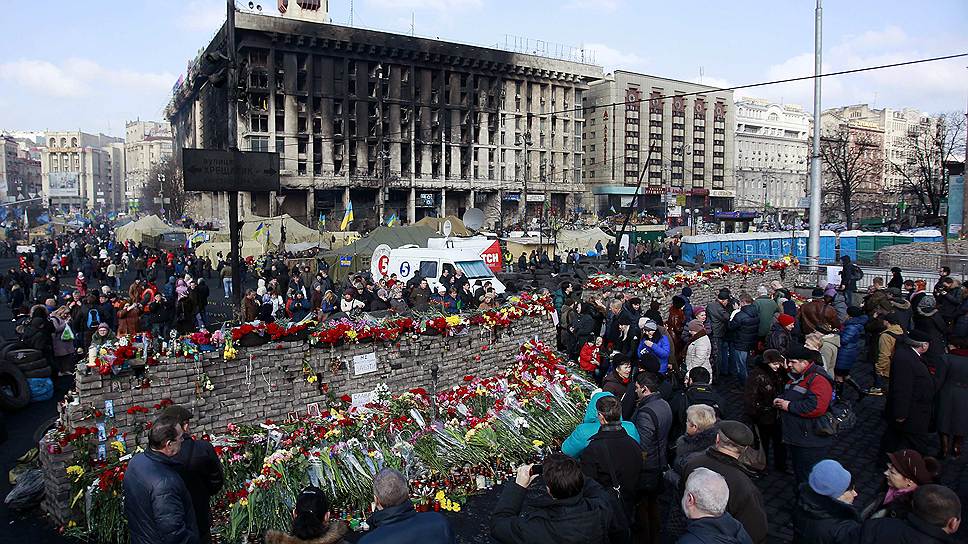 Люди, не переставая, несли на Майдан свечи и цветы, во время прощания они не сдерживали эмоций 