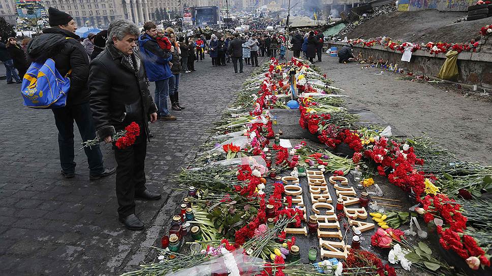 Люди, не переставая, несли на Майдан свечи и цветы, во время прощания они не сдерживали эмоций 