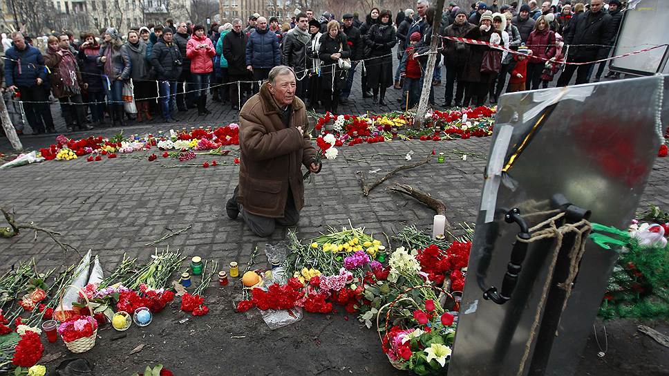 Люди, не переставая, несли на Майдан свечи и цветы, во время прощания они не сдерживали эмоций