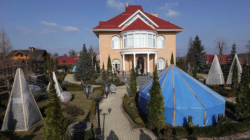 Активисты Самообороны взяли под охрану дом бывшего генерального прокурора  Виктора Пшонки в селе Гореничи Киево-Святошинского района.