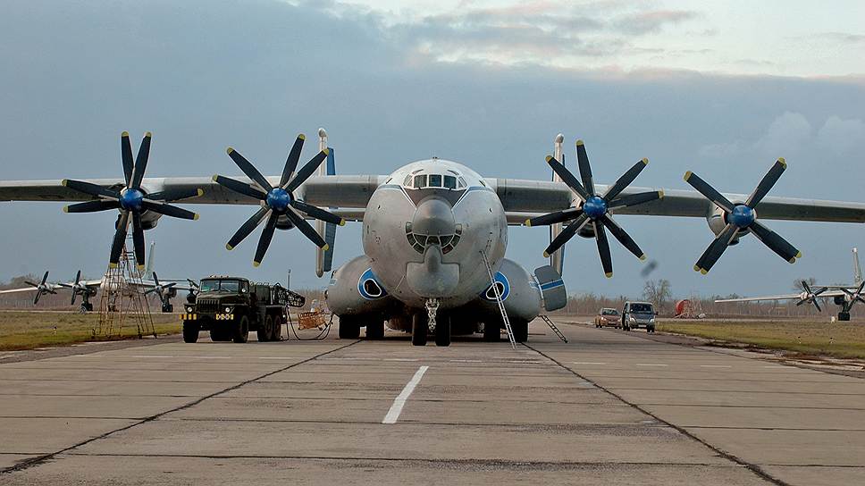 1965 год. Первый полет транспортного самолета Ан-22 («Антей»).