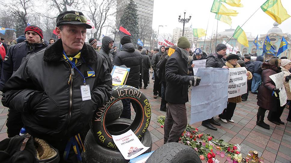 Митингующие под зданием Верховной рады в ожидании голосования за новый состав Кабинета министров 