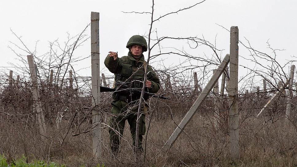 Вооруженные российским оружием люди в российской военной форме без знаков различия блокируют аэропорт &quot;Бельбек&quot; в Крыму