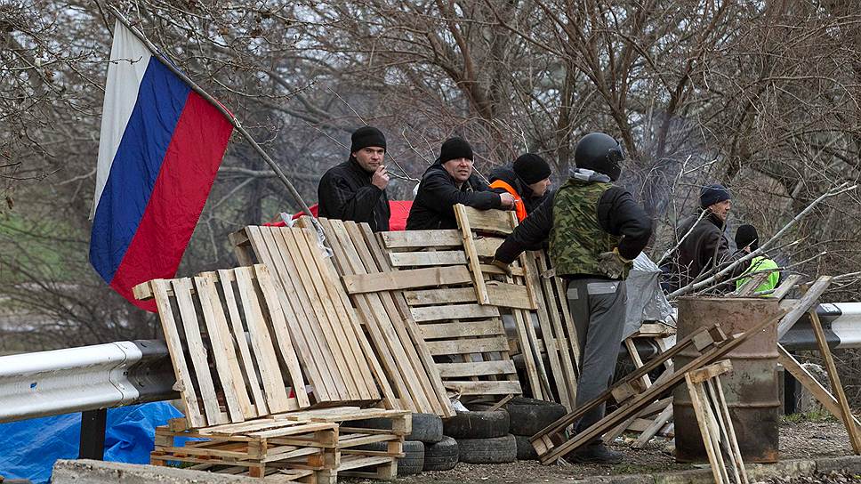 Пророссийские добровольцы блокируют дорогу у аэропорта &quot;Бельбек&quot; в Крыму
