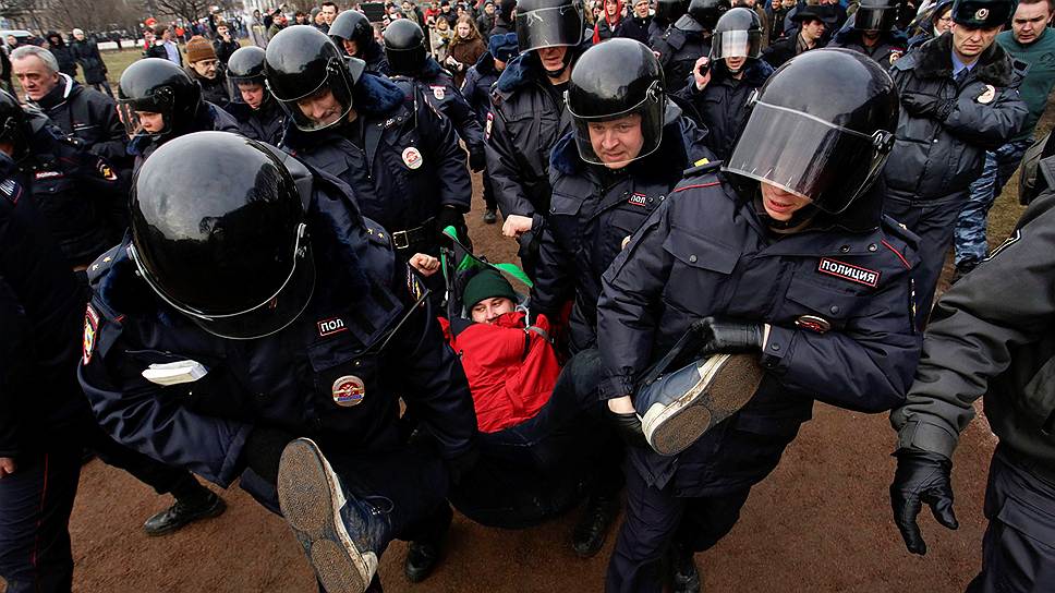 Полиция задерживает протестующих против войны в Санкт-Петербурге