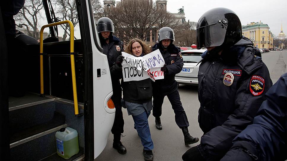 Полиция задерживает протестующих против войны в Санкт-Петербурге