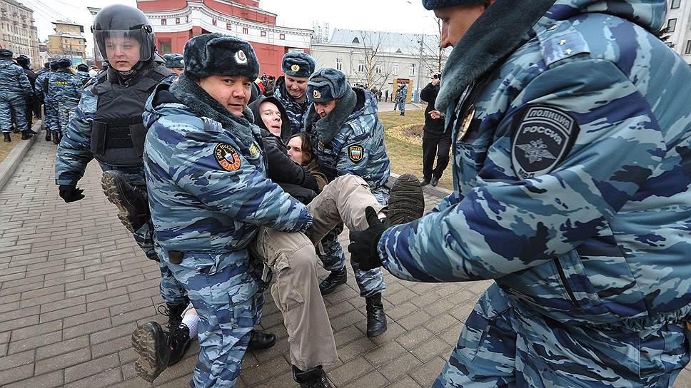 Народный сход против военного вторжения в Украину прошел у здания министерства обороны России. Задержание участников схода сотрудниками правоохранительных органов