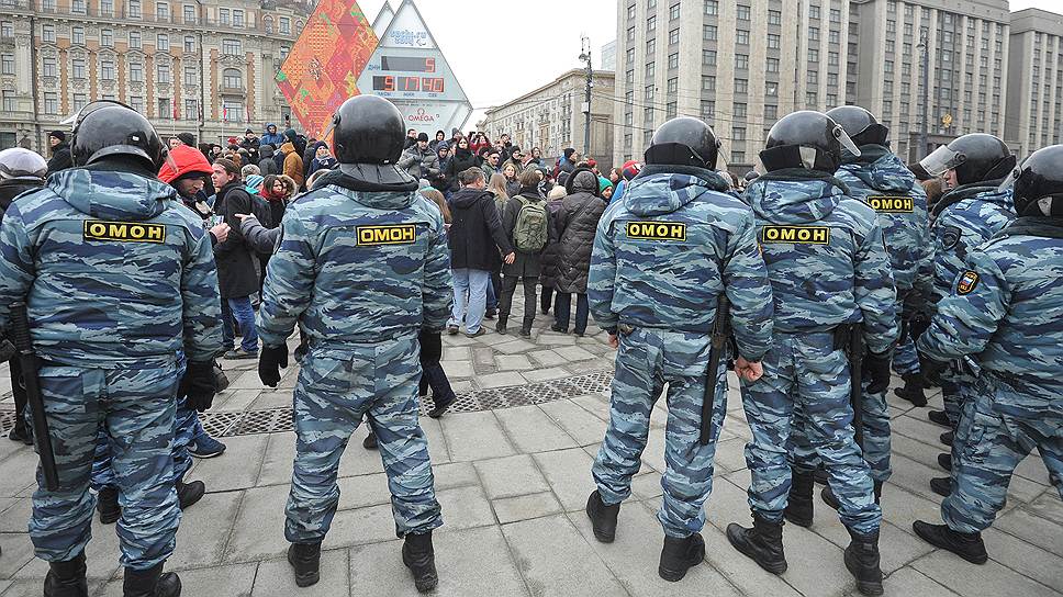 Народный сход против военного вторжения в Украину у здания министерства обороны РФ и на Манежной площади
