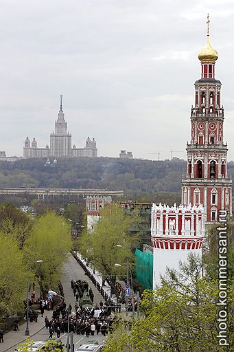 У ворот Новодевичьего монастыря похоронную процессию встретили колокольным звоном