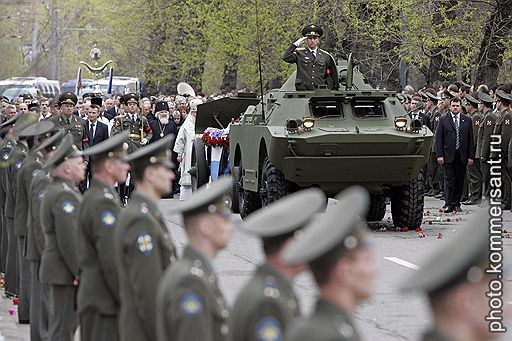 Траурная процессия во время похорон первого Президента России Борис Ельцина на Новодевичьем кладбище