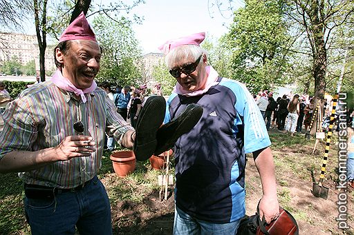 Фестиваль искусств &amp;quot;Черешневый лес&amp;quot;. Полномочный представитель Правительства России в высших судебных инстанциях Михаил Барщевский (слева) и президент Фонда &amp;quot;Российский общественно-политический центр&amp;quot; Александр Музыкантский (справа) на торжественном построении, посвященному Дню пионерии и посадке черешневого леса, компанией &amp;quot;Боско ди Чильеджи&amp;quot; на территории Нескучного сада