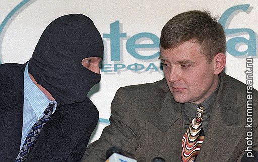 1998 год. Сотрудник ФСБ Александр Литвиненко (справа) на пресс-конференции по несостоявшемуся покушению на предпринимателя Бориса Березовского. Пресс-конференция прошла в агентстве &amp;quot;Интерфакс&amp;quot;