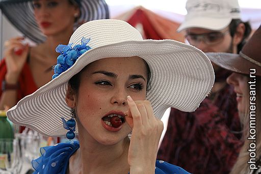 Участница группы &amp;quot;Фабрика&amp;quot; Сати Казанова на скачках &amp;quot;Гран-при Радио Монте-Карло&amp;quot;. Скачки прошли на Центральном московском ипподроме