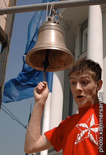 Активисты Молодёжного демократического антифашистского движения &amp;quot;Наши&amp;quot; начали бессрочный пикет у представительства Еврокомиссии. Активисты движения установили колокол перед представительством Еврокомиссии. В него будут бить каждые пятнадцать минут в защиту активиста движения, арестованного 27 апреля в Таллине. Марк Сирык участвовал в акции в защиту памятника Воину - освободителю