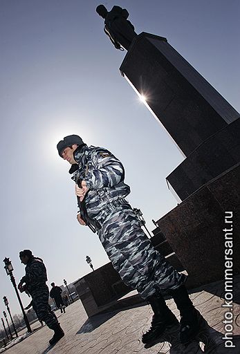 Грозный. Сотрудники милиции во время дежурства по охране памятника погибшему президенту Чеченской республике Ахмаду Кадырову на центральной площади города