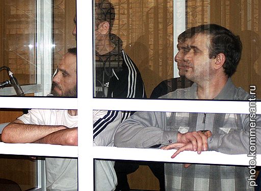 Уроженец Чечни Сергей Камениченко (слева) и уроженец Ингушетии Зубейр Дахкильгов (справа) на скамье подсудимых в Верховном суде Северной Осетии. Молодые люди обвиняются в покушении на жизнь сотрудников милиции, подрыве в сентябре 2006 года бронетранспортера с военнослужащими, разбойных нападениях на граждан и похищении людей с целью получения выкупа