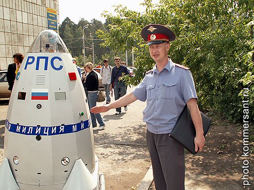 Испытания робота-полицейского. Робот оснащен видеокамерами и способен вести профилактические беседы с гражданами. Передвигается со скоростью 5 км в час