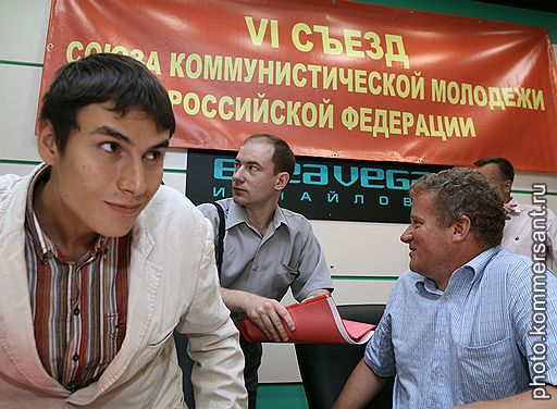 Лидер движения «Ура» Сергей Шаргунов (слева) готов работать с молодыми коммунистами и их лидером Константином Жуковым (справа) без оглядки на прошлое