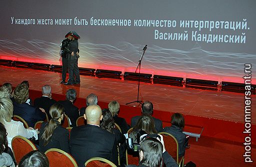 Целующиеся люди в милицейской форме заслонили других героев премии Кандинского