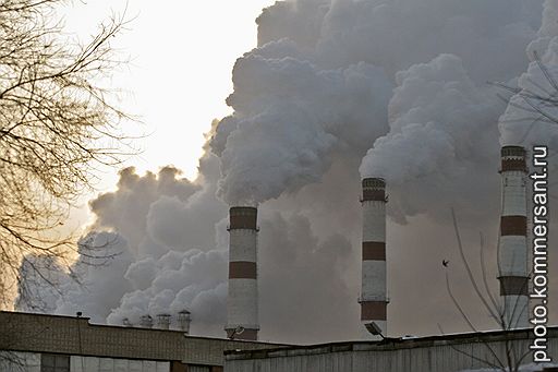 Мороз в городе. Дым от труб станции теплоцентрали в небе