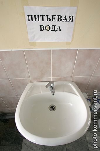 Надпись на стене в туалете учебного центра РГСУ &amp;quot;Доброе&amp;quot; &amp;quot;Питьевая вода&amp;quot;